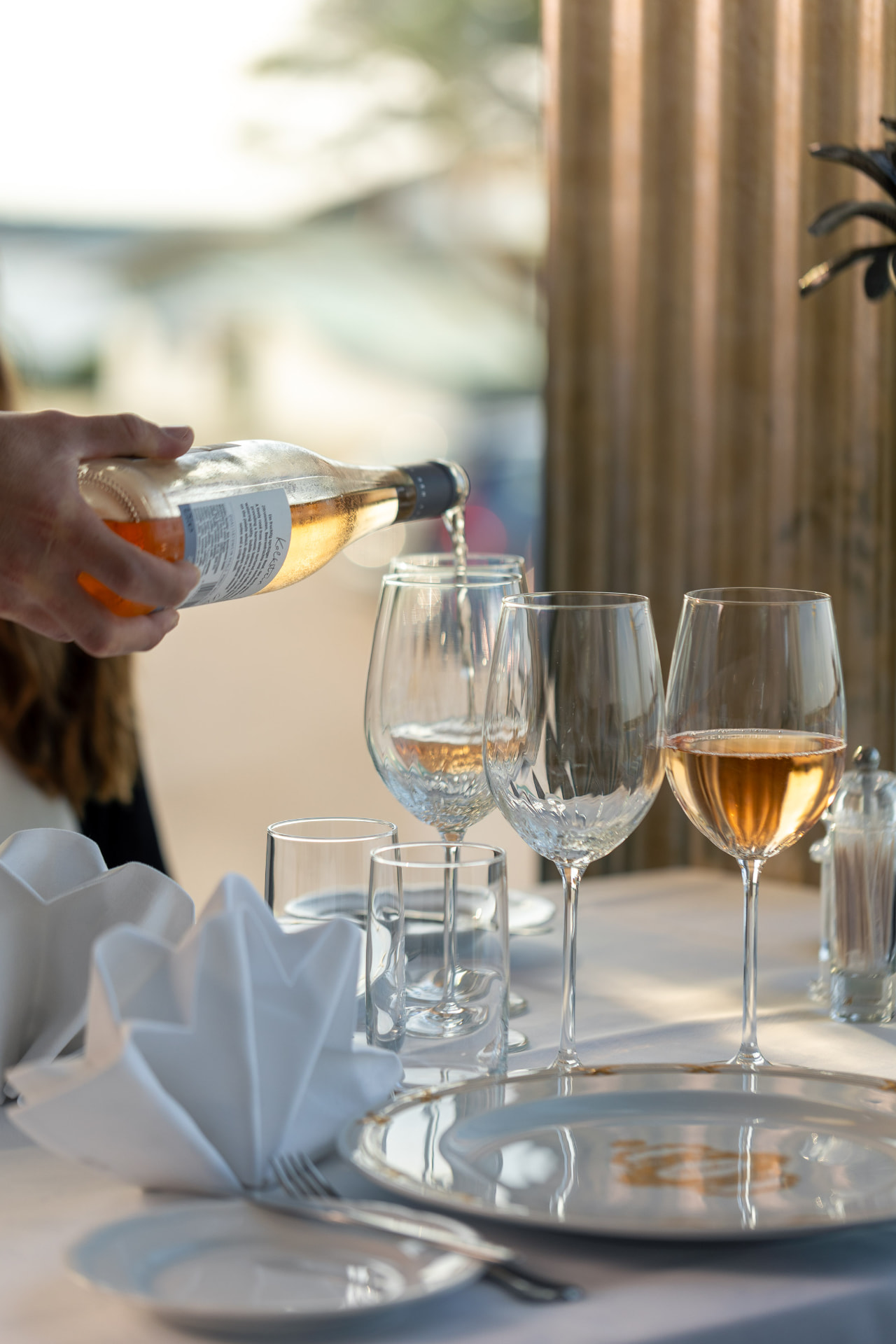 Vin serveras till middag på Säröhus