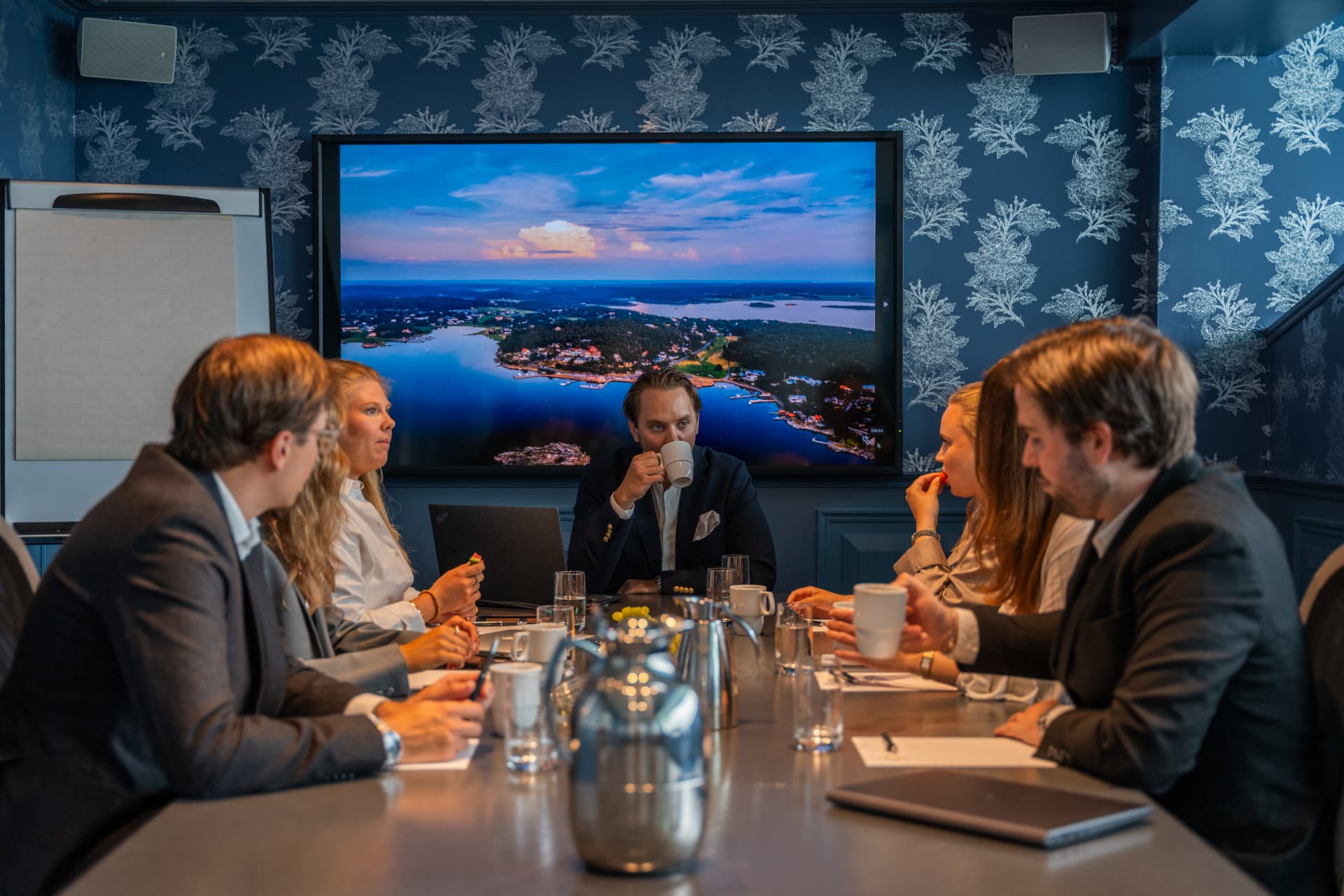 Ljus konferenslokal med havsutsikt
