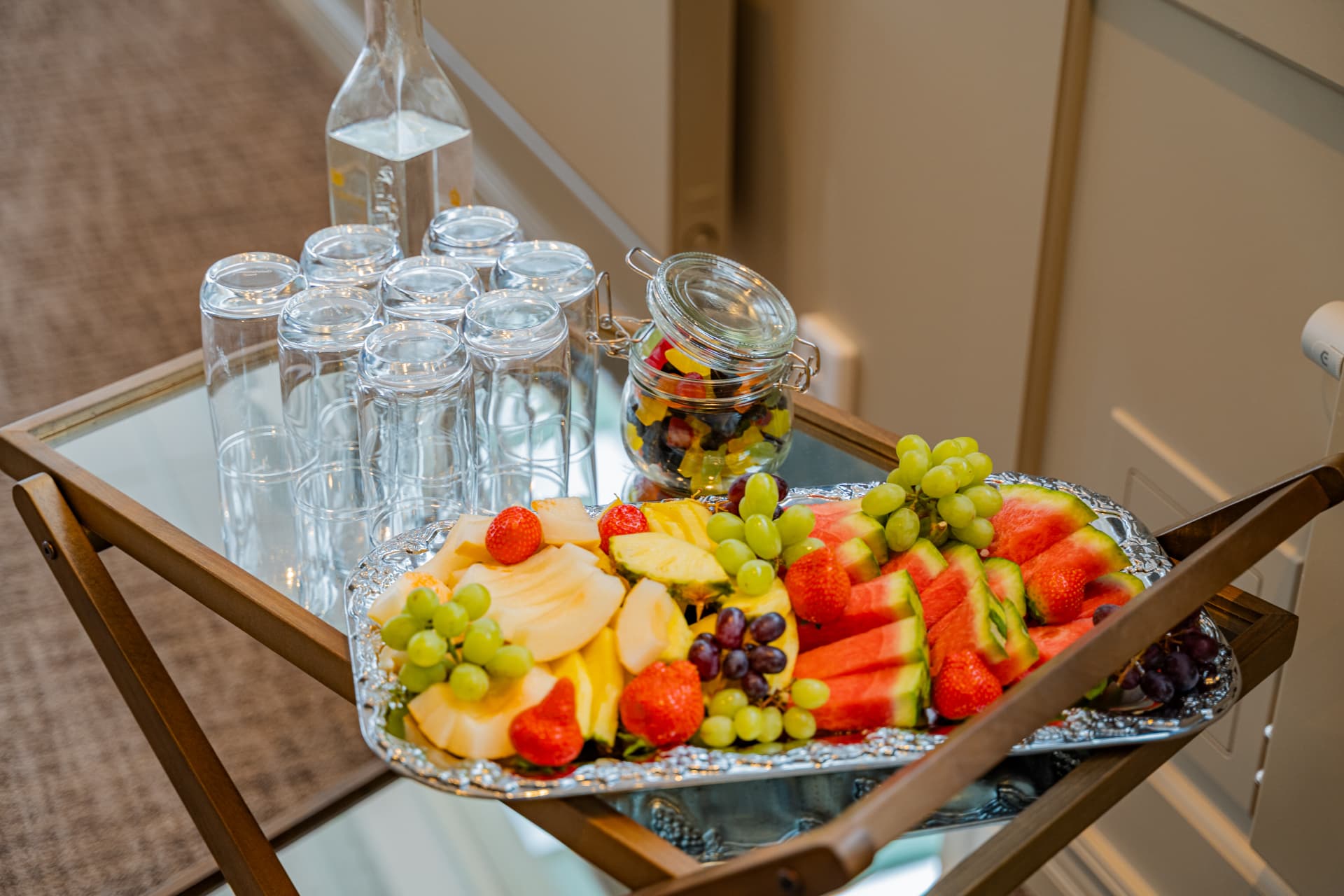 Fruktfat, godis och vatten på serveringsvagn